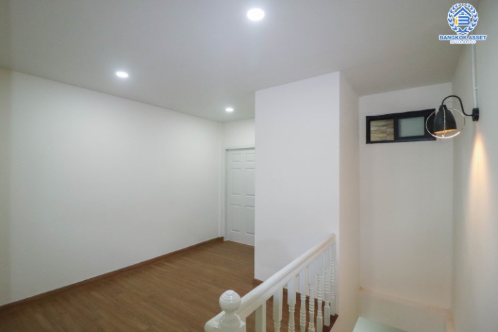 *****ทาวน์เฮ้าส์มือสองนนทบุรี ราคาพิเศษ! ม.เพชรเกษร ติวานนท์45 บ้านสวย พร้อมอยู่ เนื้อที่ 19 ตร.ว. ฟังก์ชั่น 2 ห้องนอน 2 ห้องน้ำ ต่อเติมครัว+โรงรถ มีเคาน์เตอร์ครัว บนทำเลดีที่สุด! เดินทางสะดวก ใกล้เซ็นทรัลรัตนาธิเบศร์ , เอสพลานาด แคราย และรถไฟฟ้าสายสีชมพู สถานีสามัคคี!